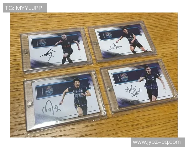 发光球星卡引领足球收藏新风潮点亮球迷激情梦想