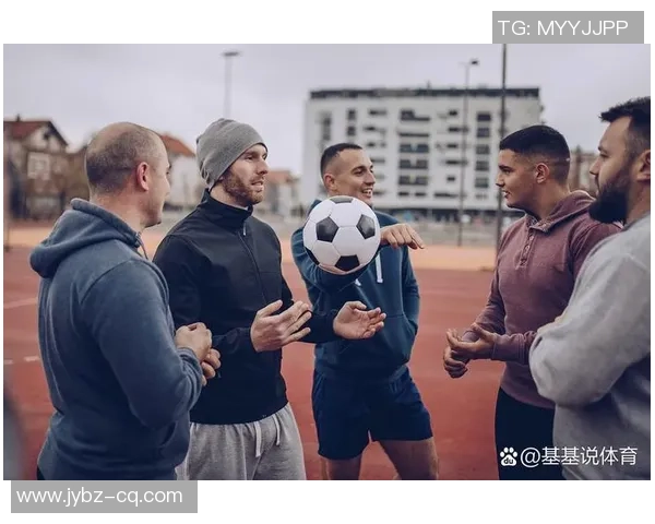 左右两图合成呈现足球巨星风采 见证球场传奇与荣光交织