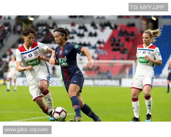 足球女球星生活瞬间展现独特魅力与场外风采